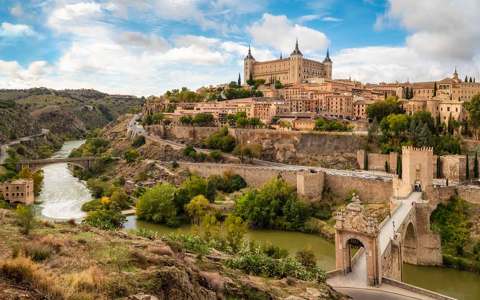 Toledo castle tour group entering