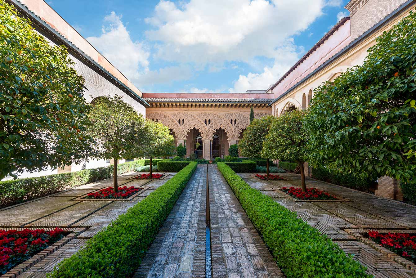 Private guide in courtyard in Aljaferia Palace in Zaragoza