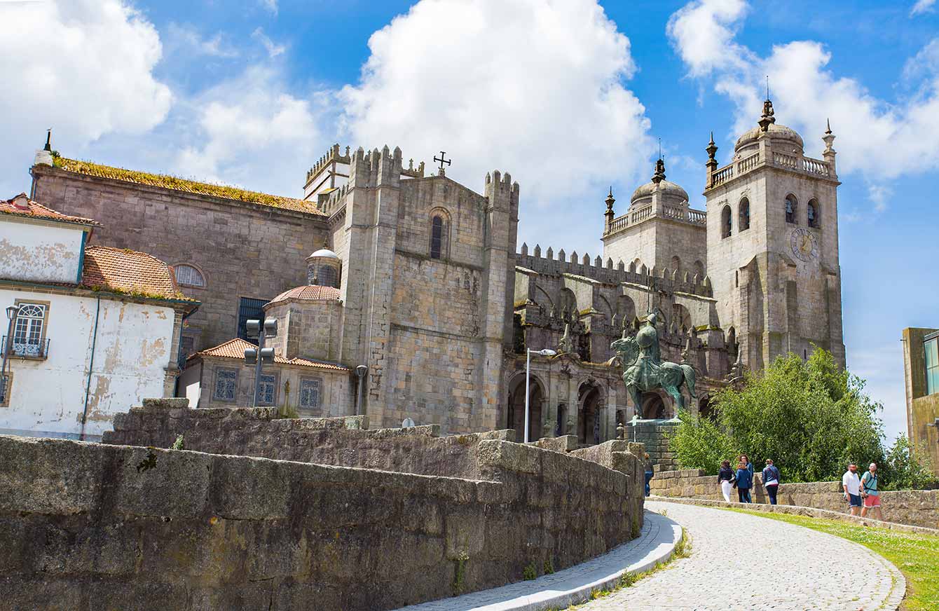 Tour group entering Cathedral of Porto, Sé do Porto