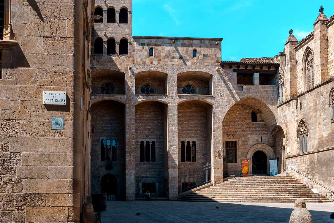 Guided tour of Plaça del Rei in Barcelona.